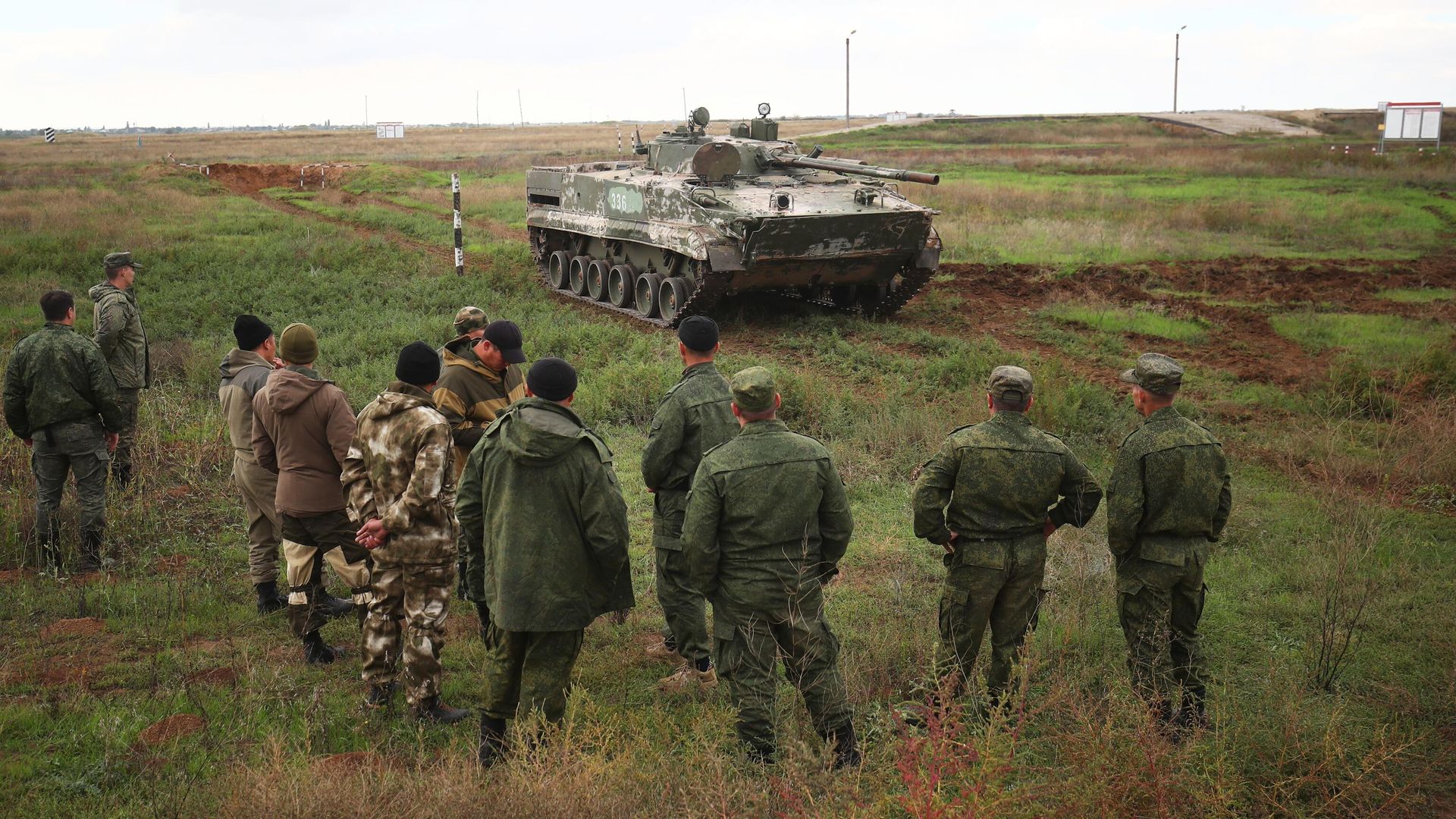 Военнослужащие из числа мобилизованных во время отработки навыков управления БМП-3 на военных сборах Военнослужащие из числа мобилизованных во время отработки навыков управления БМП-3 на военных сборах - РИА Новости, 1920, 07.10.2022