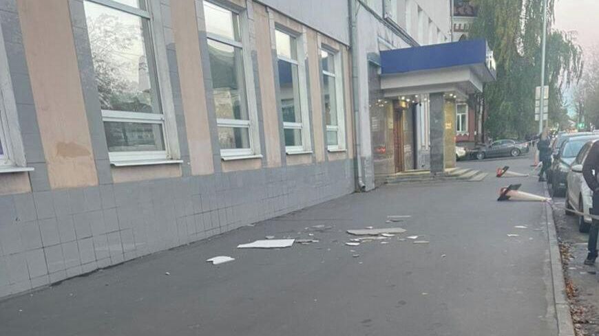 На месте обрушения фасадной плитки на Ткацкой улице в Москве На месте обрушения фасадной плитки на Ткацкой улице в Москве - РИА Новости, 1920, 03.10.2022