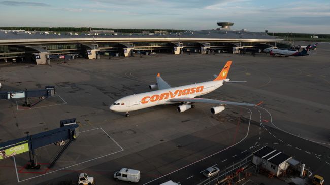 Самолет авиакомпании Conviasa в аэропорту Внуково