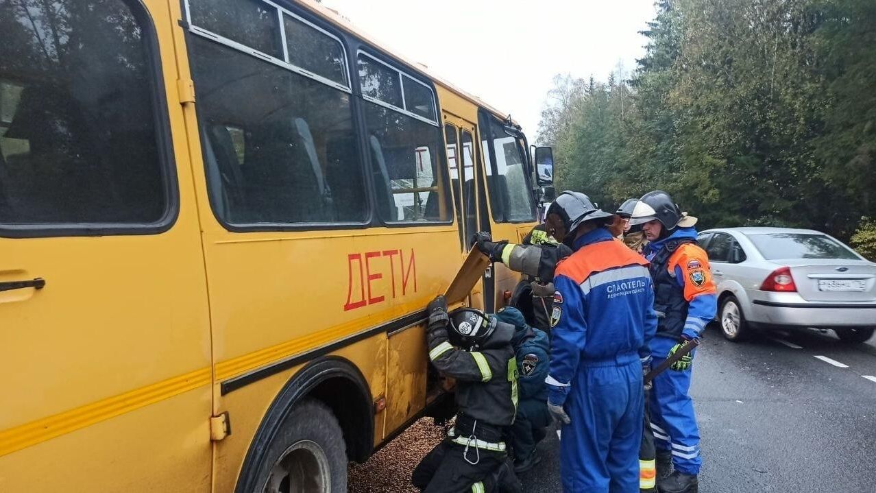На месте ДТП с участием школьного автобуса в Ленинградской области На месте ДТП с участием школьного автобуса в Ленинградской области - РИА Новости, 1920, 04.10.2022