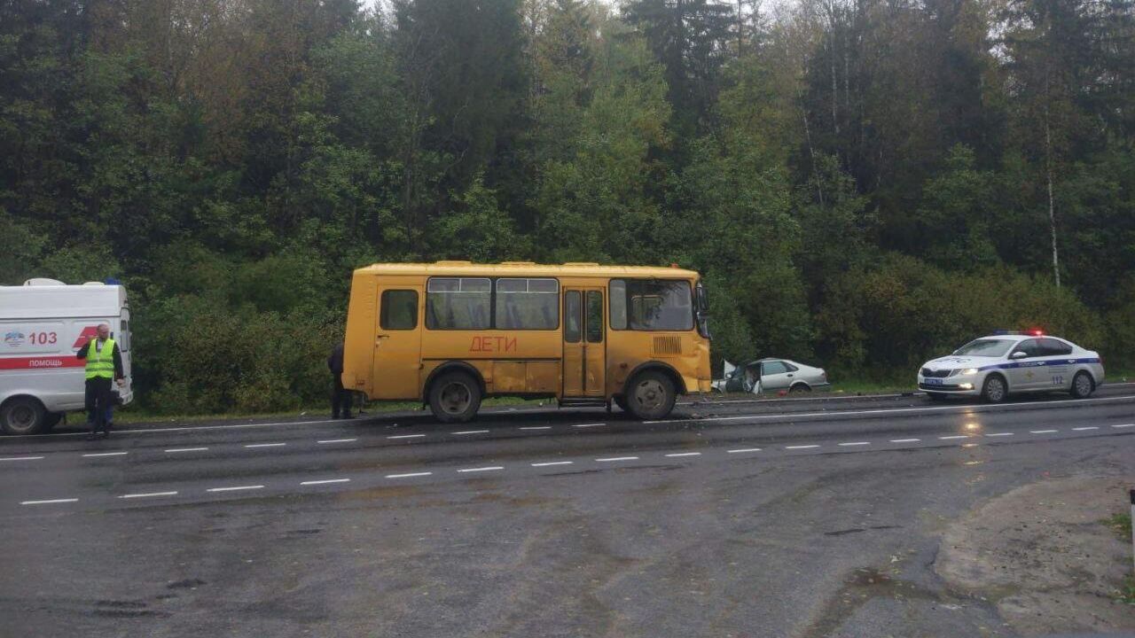 На месте ДТП с участием школьного автобуса в Ленинградской области На месте ДТП с участием школьного автобуса в Ленинградской области - РИА Новости, 1920, 04.10.2022