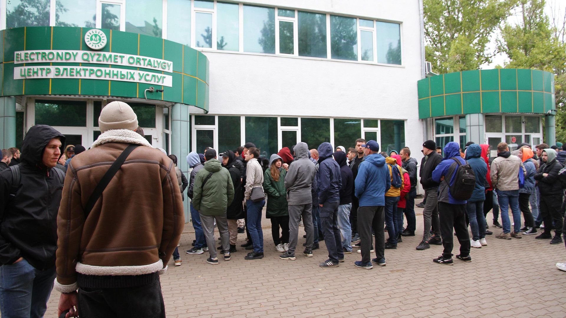 Очередь у здания Центра электронных услуг в Уральске Очередь у здания Центра электронных услуг в Уральске - РИА Новости, 1920, 04.10.2022