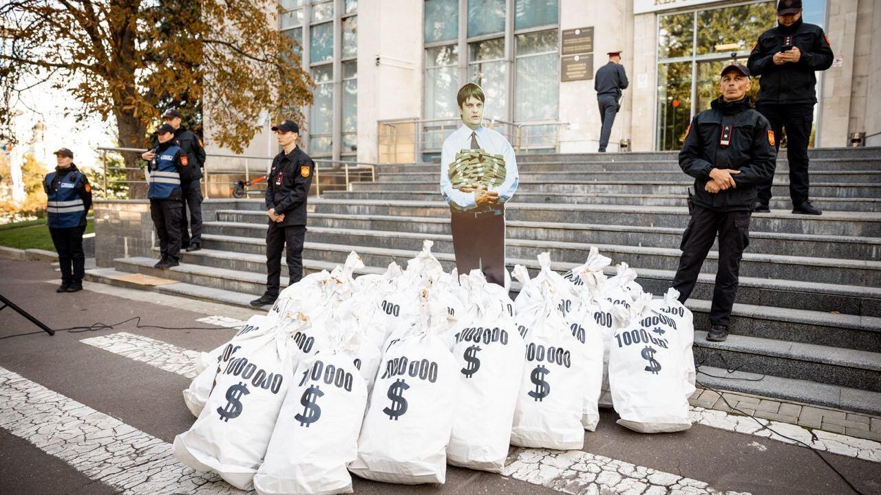 Сотрудники полиции во время акции протеста представителей оппозиционной партии Шор Сотрудники полиции во время акции протеста представителей оппозиционной партии Шор - РИА Новости, 1920, 31.10.2022