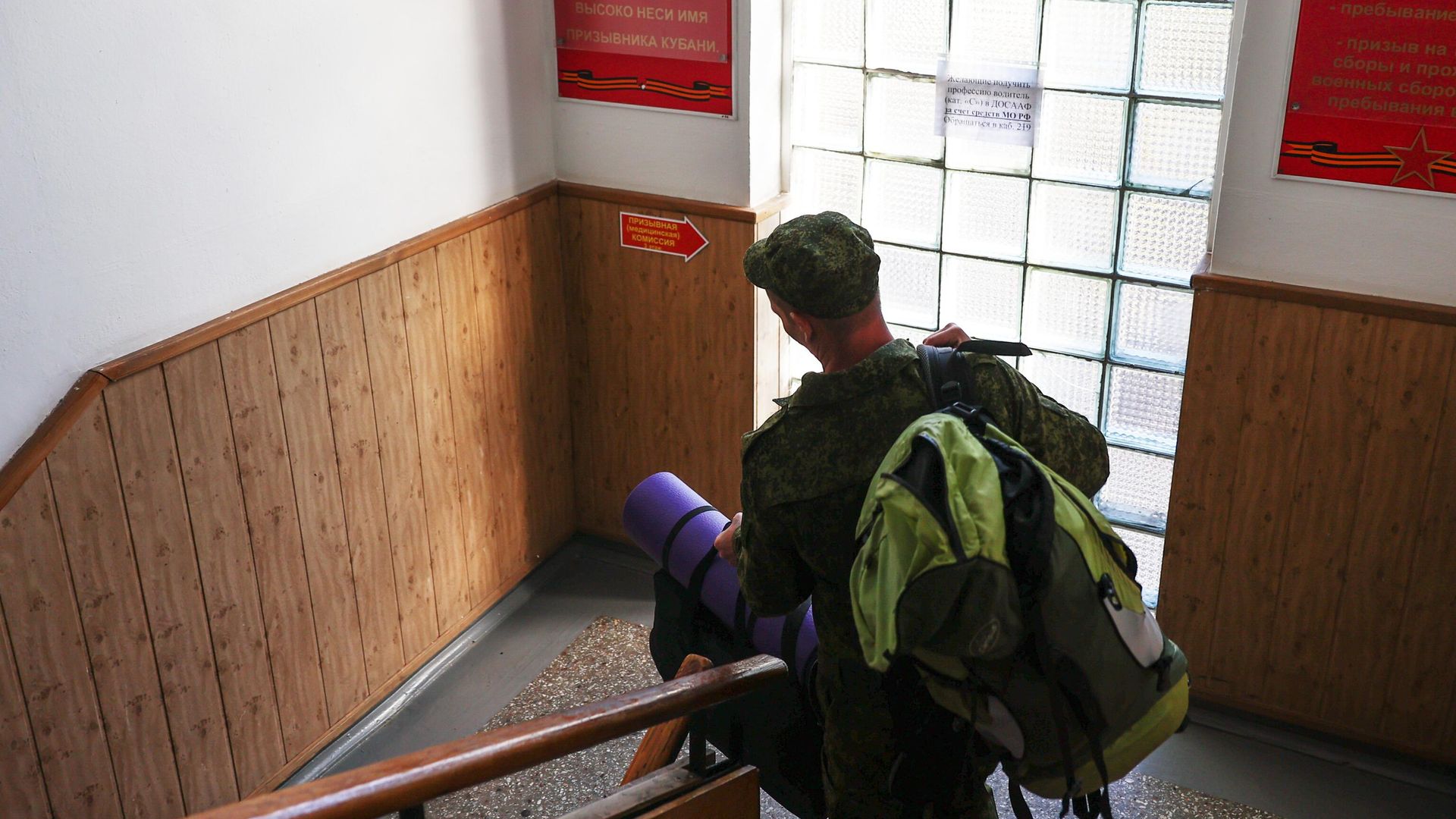 Мужчина в военном комиссариате Краснодара Мужчина в военном комиссариате Краснодара - РИА Новости, 1920, 28.07.2023