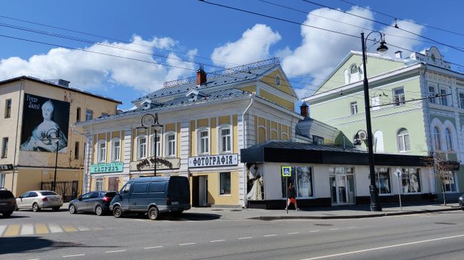 Одна из улиц Рыбинска. Желто-белый дом купца Попова - самая старая гражданская постройка города