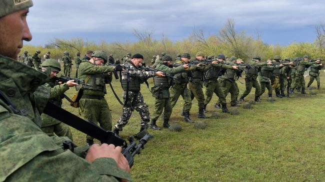 Мужчины, призванные на военную службу в ходе частичной мобилизации, проходят подготовку на полигоне в Донецкой народной республике Мужчины, призванные на военную службу в ходе частичной мобилизации, проходят подготовку на полигоне в Донецкой народной республике