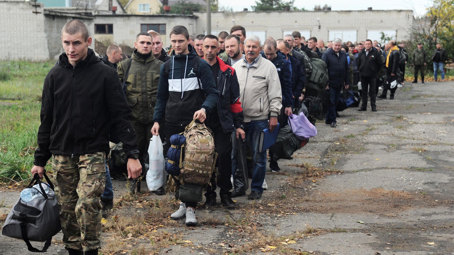 Мужчины, призванные на военную службу Мужчины, призванные на военную службу - РИА Новости, 1920, 14.10.2022