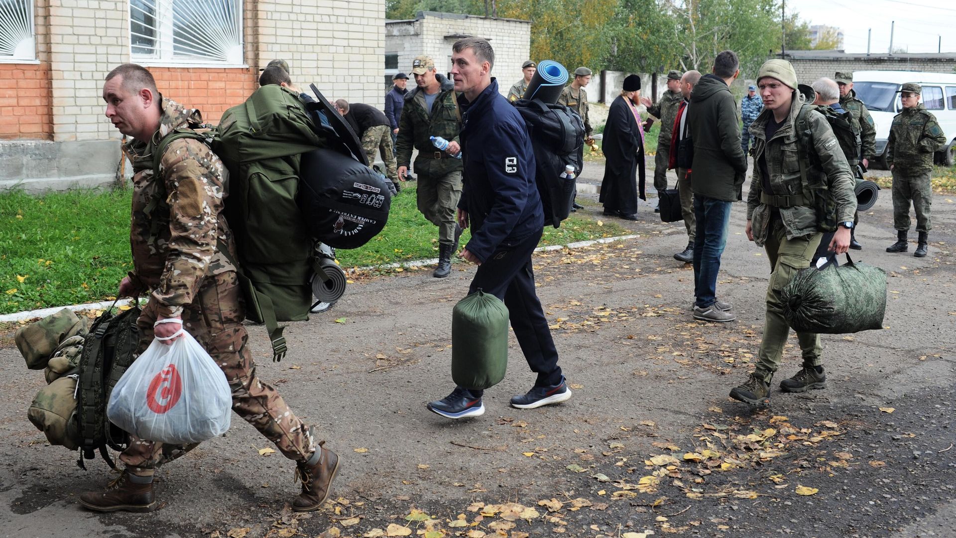 Мужчины, призванные на военную службу в ходе частичной мобилизации, во дворе сборного пункта военного комиссариата Тамбовской области - РИА Новости, 1920, 05.10.2022