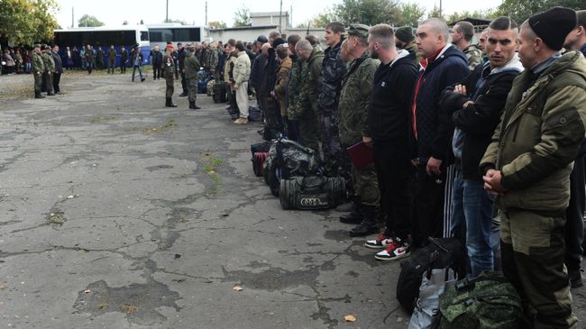 Мужчины, призванные на военную службу в ходе частичной мобилизации, во дворе сборного пункта военного комиссариата Тамбовской области
