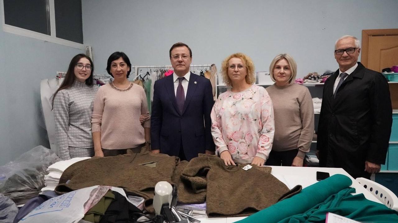 Самарский губернатор встретился с волонтерами движения Шьем для наших Самарский губернатор встретился с волонтерами движения Шьем для наших - РИА Новости, 1920, 04.10.2022