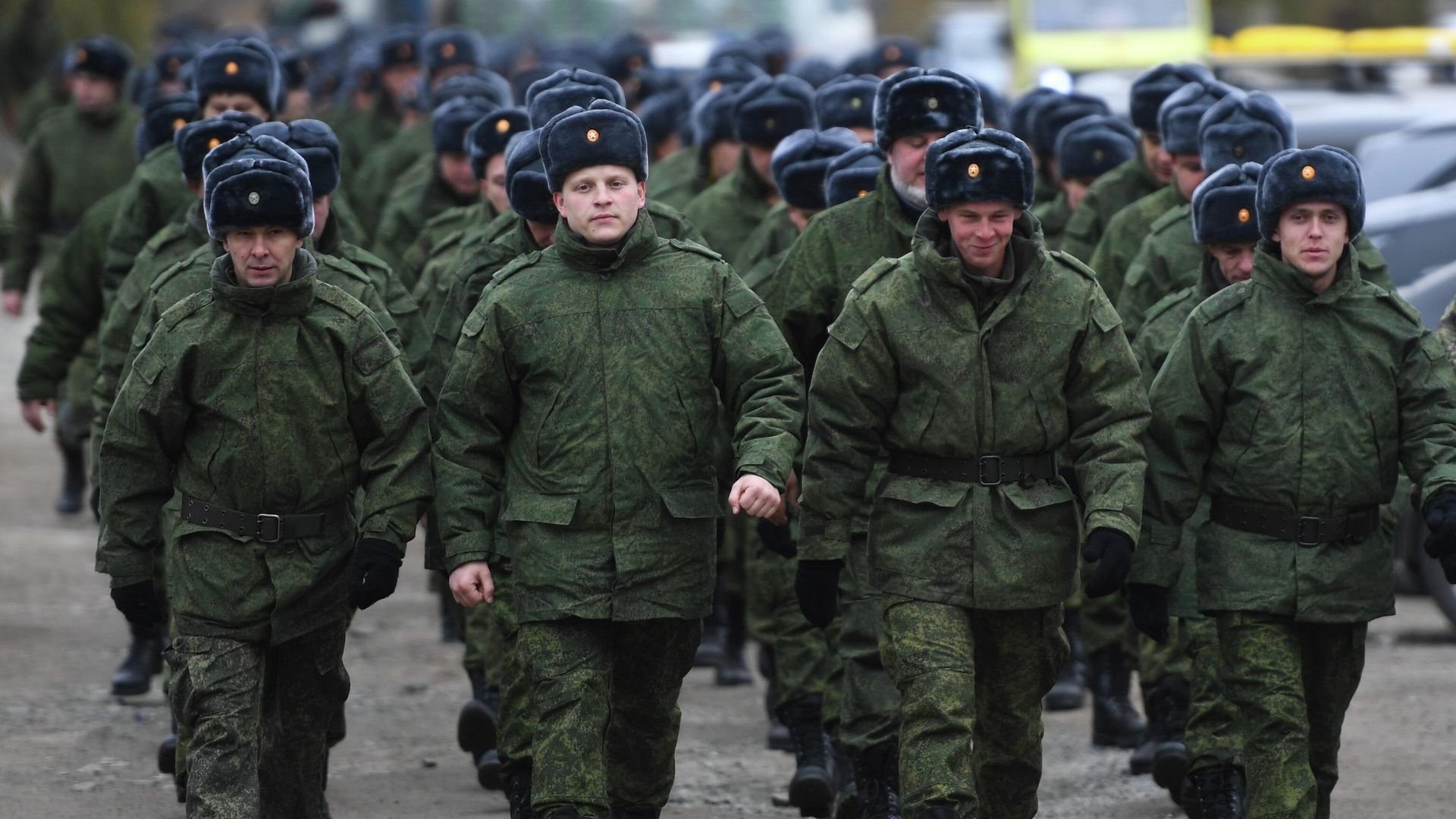 Мужчины, призванные на военную службу в ходе частичной мобилизации, на улице вблизи Новосибирского высшего военно-командного училища Мужчины, призванные на военную службу в ходе частичной мобилизации, на улице вблизи Новосибирского высшего военно-командного училища - РИА Новости, 1920, 13.10.2022