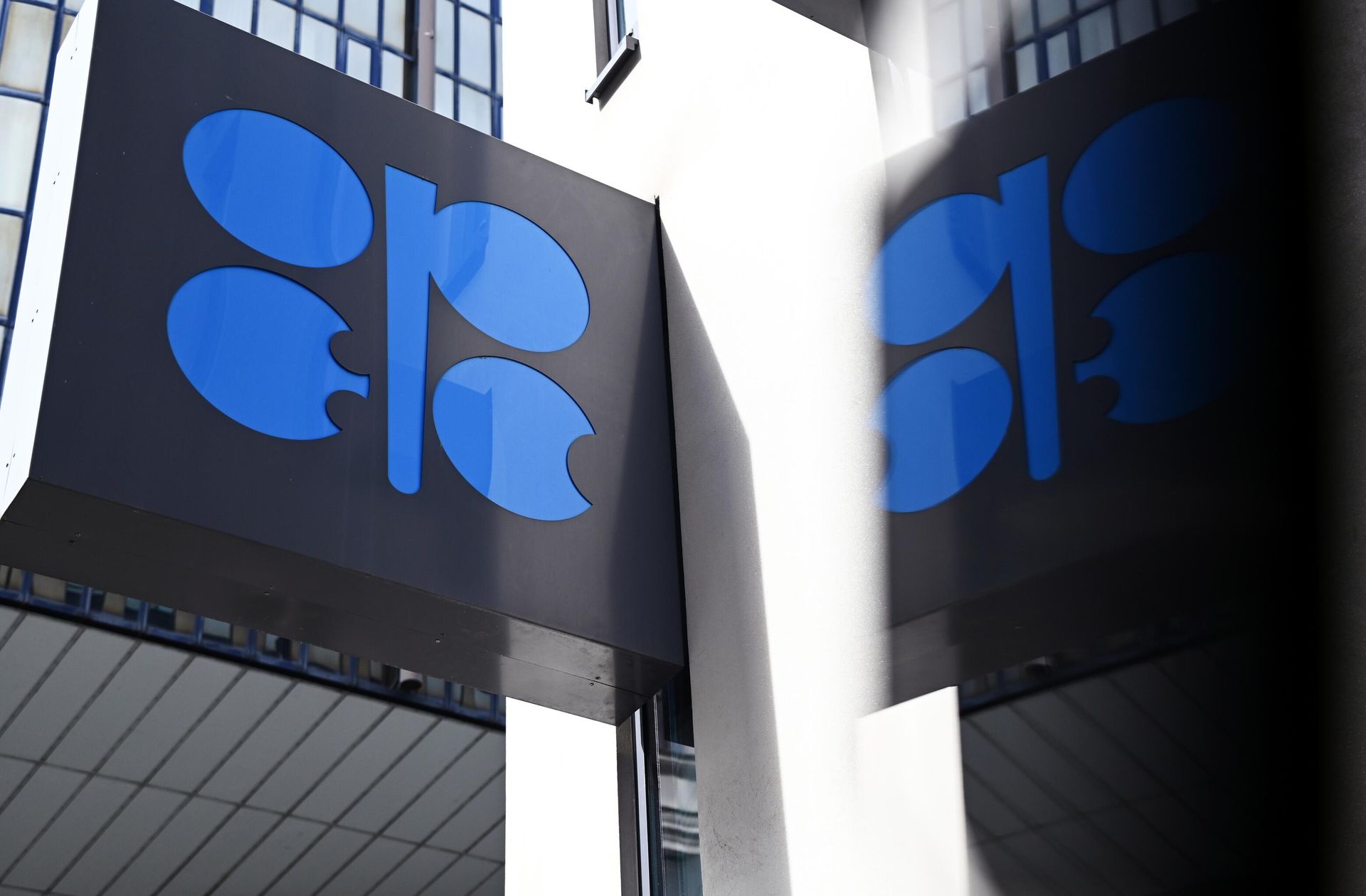 Логотип Организации стран — экспортеров нефти (ОПЕК) на здании штаб-квартиры организации в Вене Логотип Организации стран — экспортеров нефти (ОПЕК) на здании штаб-квартиры организации в Вене - РИА Новости, 1920, 09.08.2023