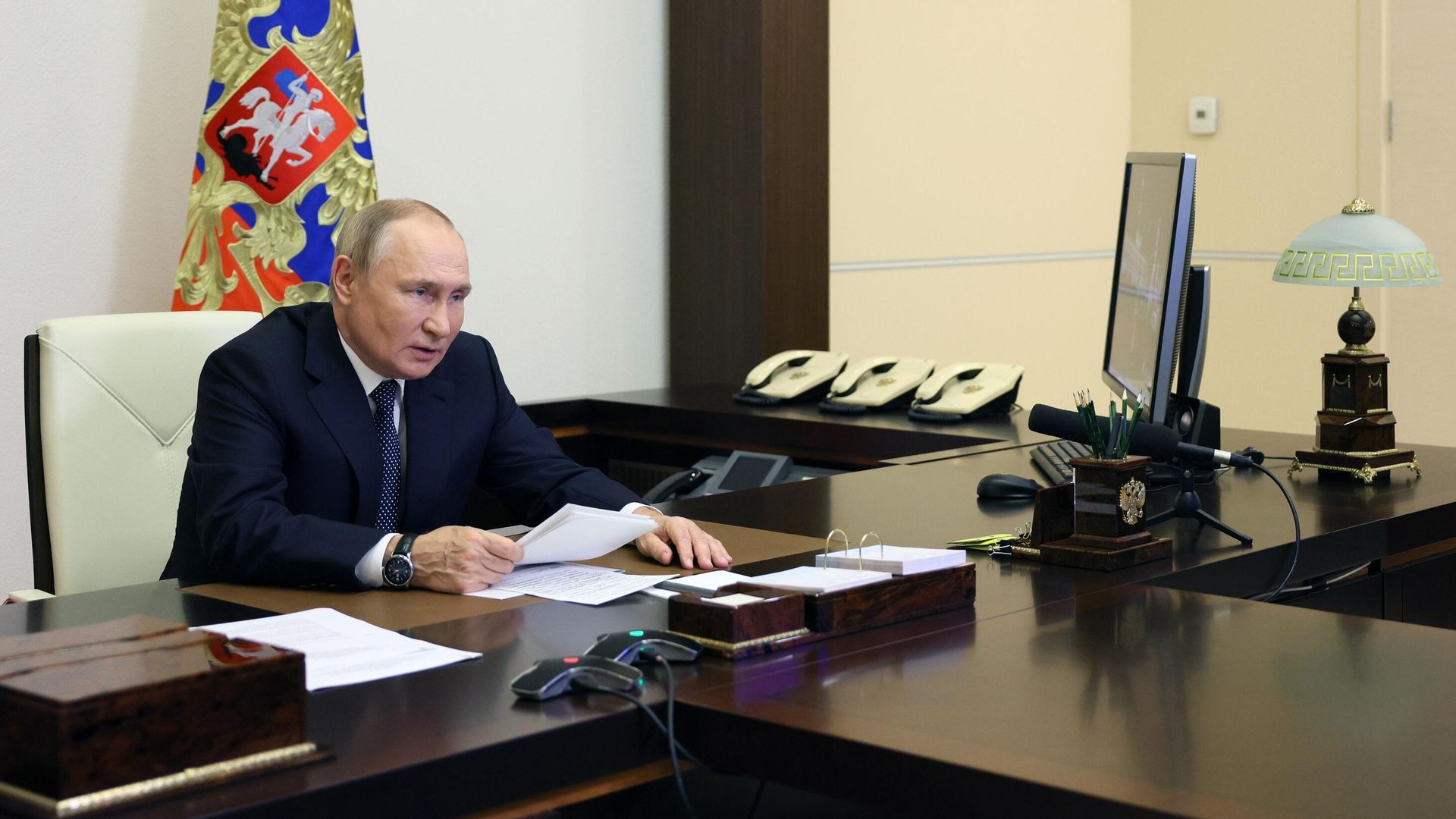 Президент РФ Владимир Путин во время встречи в режиме видеосвязи с лауреатами и финалистами всероссийского конкурса Учитель года в День учителя Президент РФ Владимир Путин во время встречи в режиме видеосвязи с лауреатами и финалистами всероссийского конкурса Учитель года в День учителя - РИА Новости, 1920, 05.10.2022