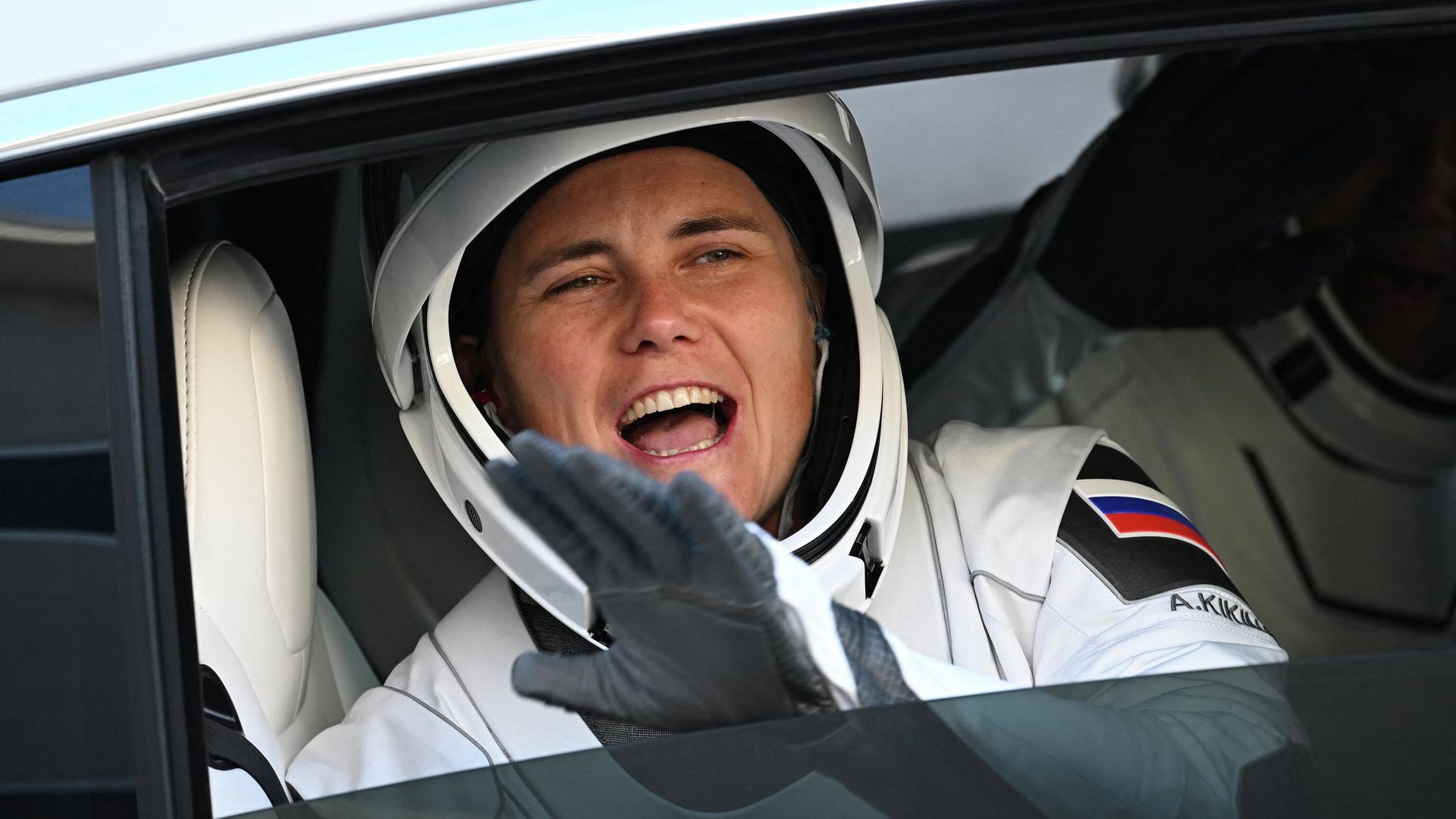 Россиянка Анна Кикина в электромобиле Tesla перед отправкой на стартовую площадку американского космодрома на мысе Канаверал перед полетом на корабле Crew Dragon. 5 октября 2022 Россиянка Анна Кикина в электромобиле Tesla перед отправкой на стартовую площадку американского космодрома на мысе Канаверал перед полетом на корабле Crew Dragon. 5 октября 2022 - РИА Новости, 1920, 05.10.2022