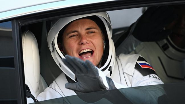 Россиянка Анна Кикина в электромобиле Tesla перед отправкой на стартовую площадку американского космодрома на мысе Канаверал перед полетом на корабле Crew Dragon. 5 октября 2022
