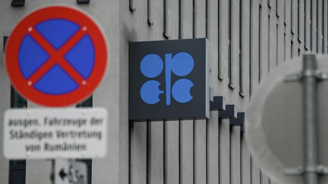 Логотип Организации стран — экспортеров нефти (ОПЕК) на здании штаб-квартиры в Вене