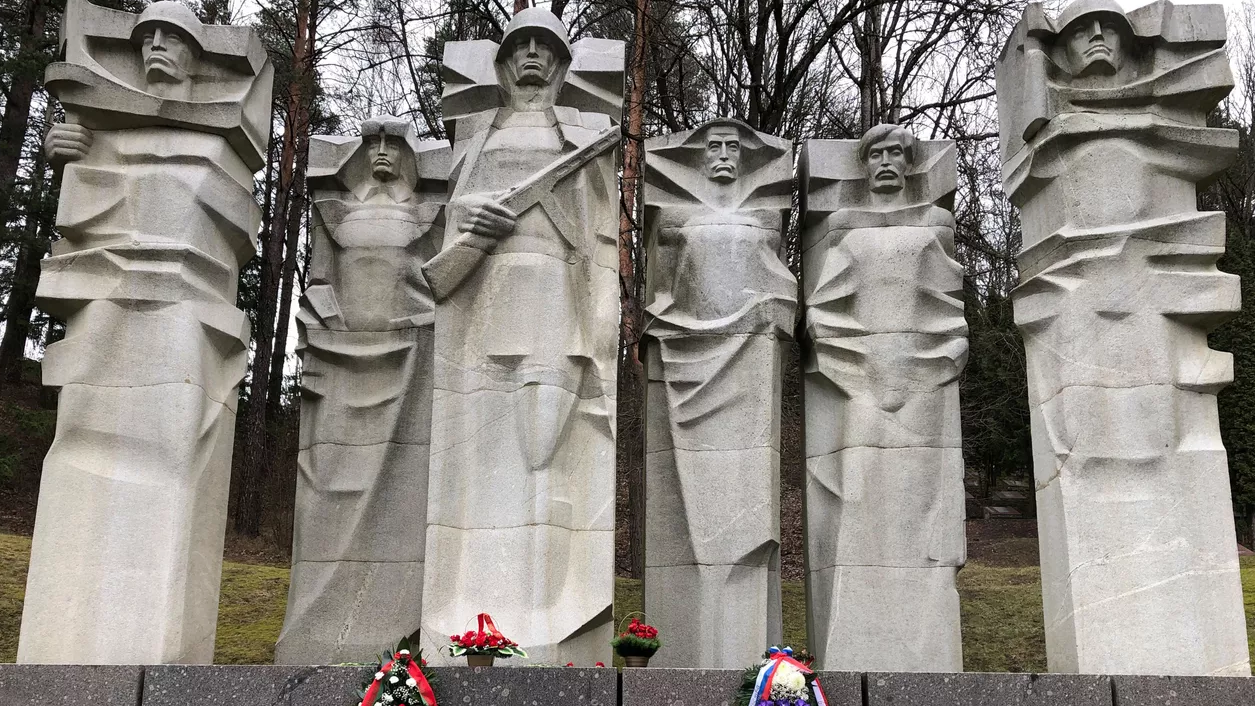 Мемориал советским воинам на Антакальнисском кладбище в Вильнюсе Мемориал советским воинам на Антакальнисском кладбище в Вильнюсе - РИА Новости, 1920, 08.10.2022