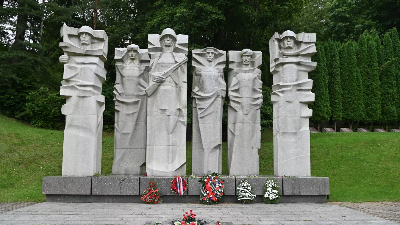 Мемориала советским воинам на Антакальнисском кладбище в Вильнюсе Мемориала советским воинам на Антакальнисском кладбище в Вильнюсе - РИА Новости, 1920, 04.04.2023