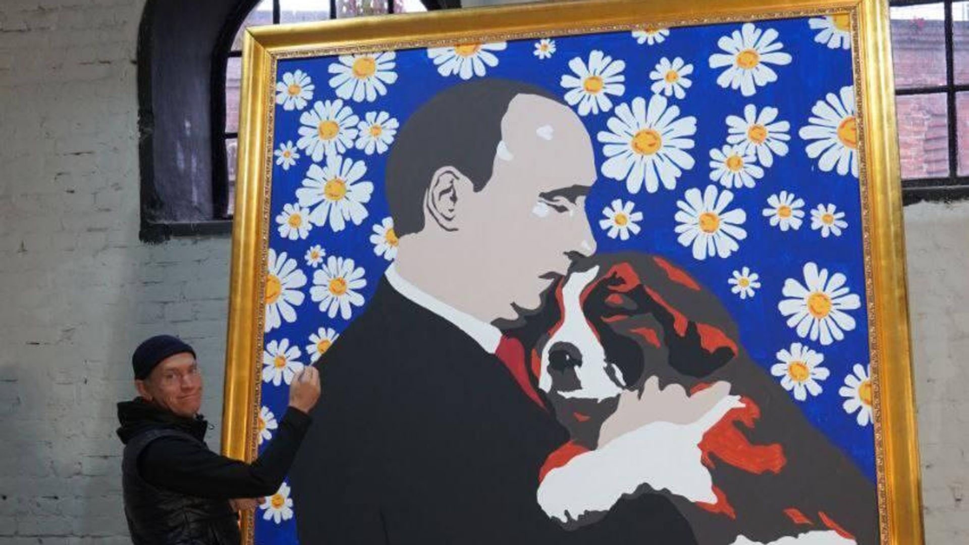 Художник Алексей Сергиенко у картины Путин с щенком Художник Алексей Сергиенко у картины Путин с щенком - РИА Новости, 1920, 06.10.2022