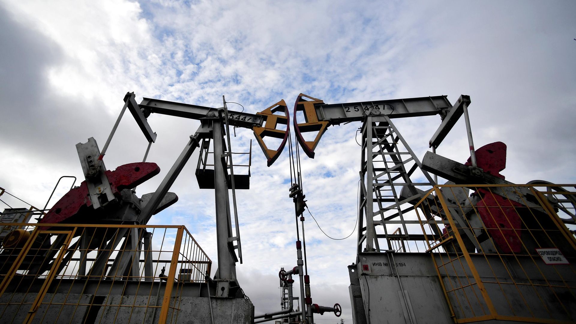 Нефтяные качалки компании Татнефть в Альметьевском районе в Татарстане - РИА Новости, 1920, 18.05.2023
