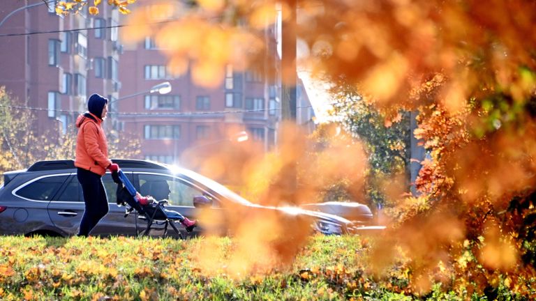 Девушка с ребенком прогуливается на Ленинском проспекте в Москве Девушка с ребенком прогуливается на Ленинском проспекте в Москве