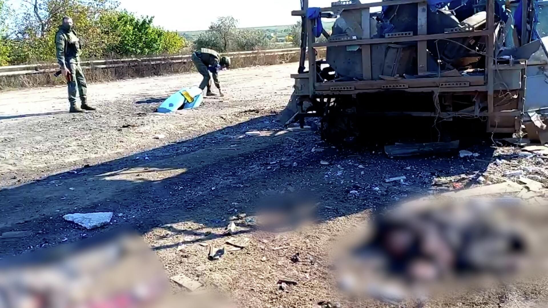 Работа следователей на месте ракетного удара ВСУ по автобусу в Херсонской области Работа следователей на месте ракетного удара ВСУ по автобусу в Херсонской области - РИА Новости, 1920, 07.10.2022