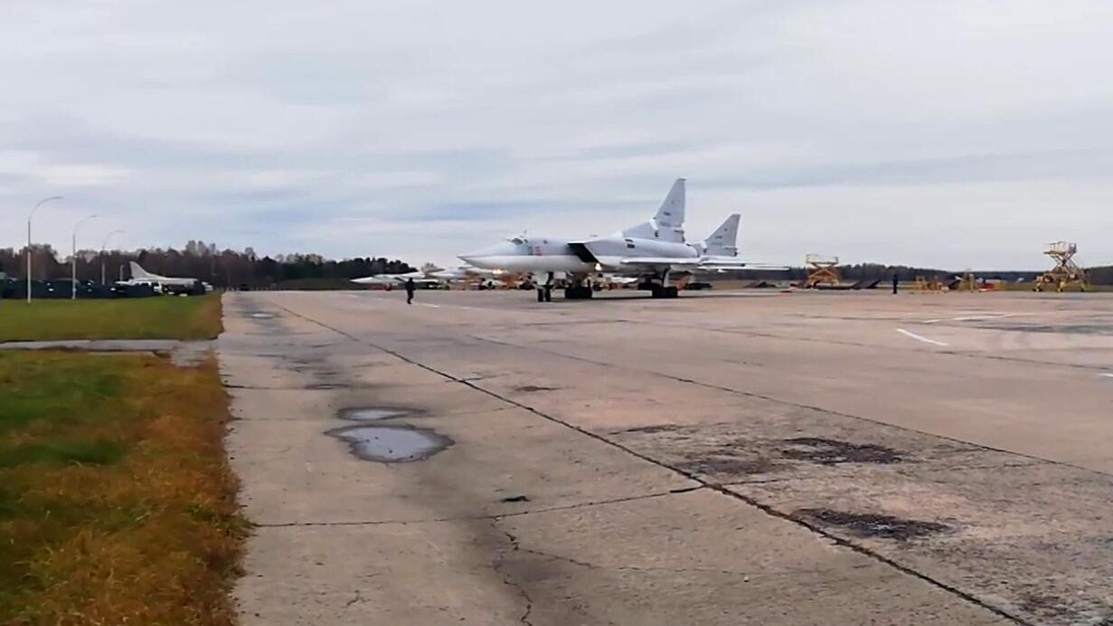 Российские Ту-22М3 перед полетом Российские Ту-22М3 перед полетом - РИА Новости, 1920, 26.01.2023