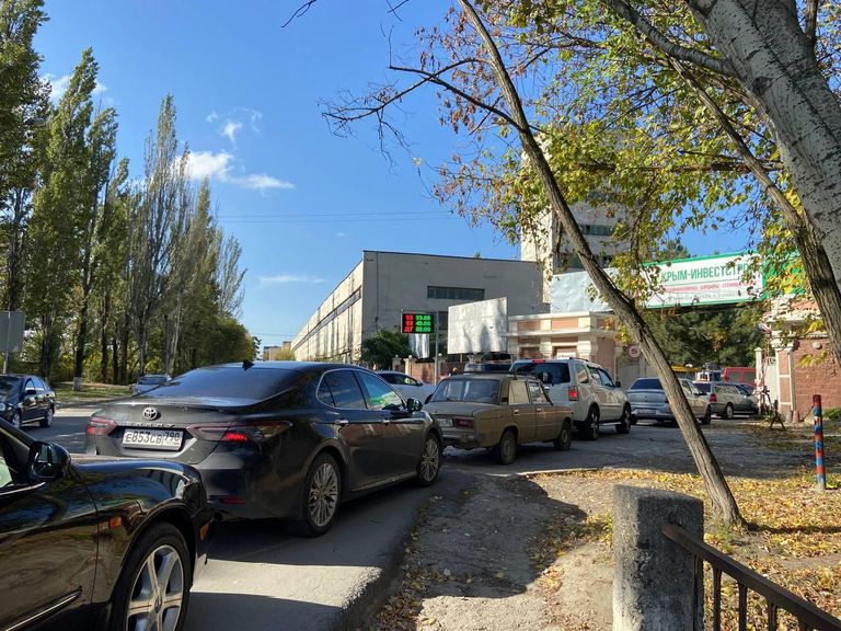 Очередь на автомобильной заправке в Симферополе Очередь на автомобильной заправке в Симферополе