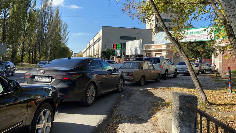Очередь на автомобильной заправке в Симферополе Очередь на автомобильной заправке в Симферополе