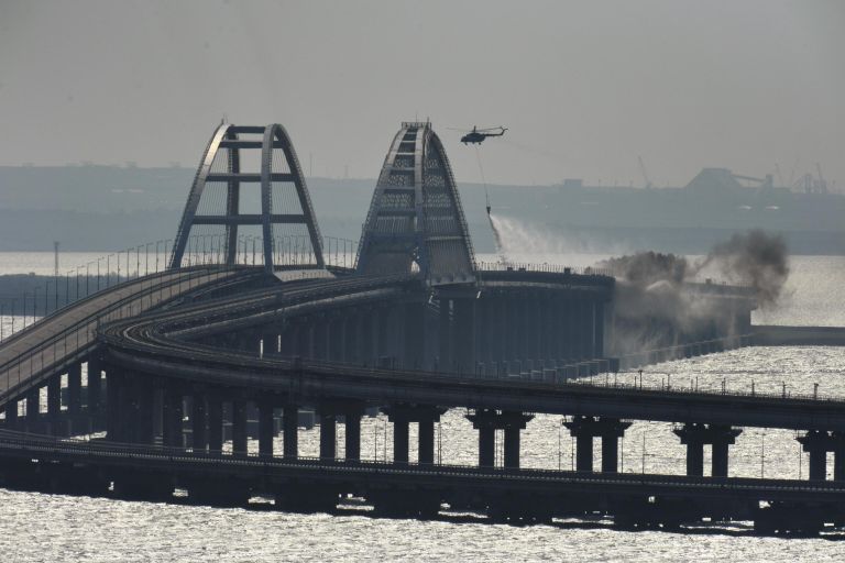 Вертолет тушит пожар на Крымском мосту Вертолет тушит пожар на Крымском мосту