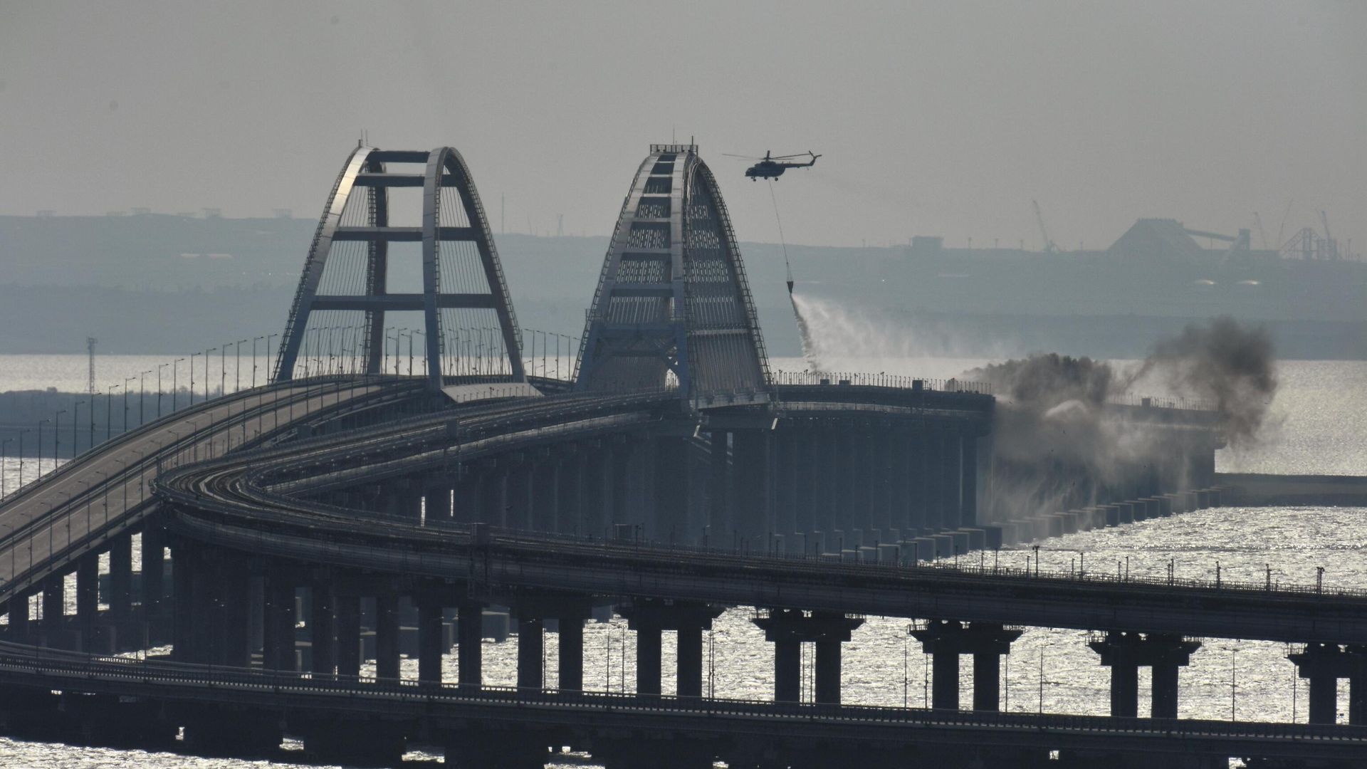Вертолет тушит пожар на Крымском мосту Вертолет тушит пожар на Крымском мосту - РИА Новости, 1920, 14.10.2022