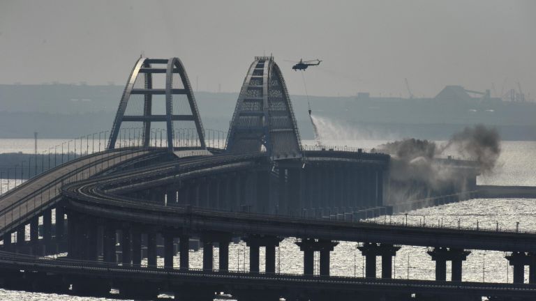 Вертолет тушит пожар на Крымском мосту Вертолет тушит пожар на Крымском мосту