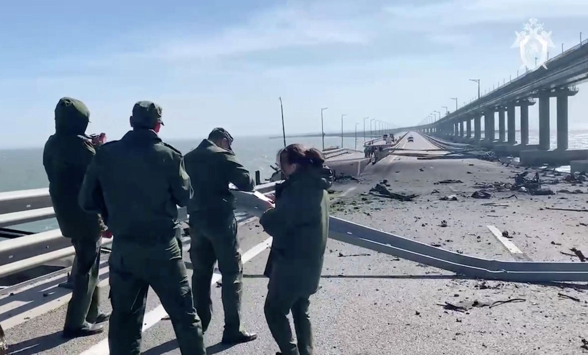 Сотрудники Следственного комитета на месте подрыва грузовика на Крымском мосту. Кадр из видео Сотрудники Следственного комитета на месте подрыва грузовика на Крымском мосту. Кадр из видео - РИА Новости, 1920, 08.10.2022