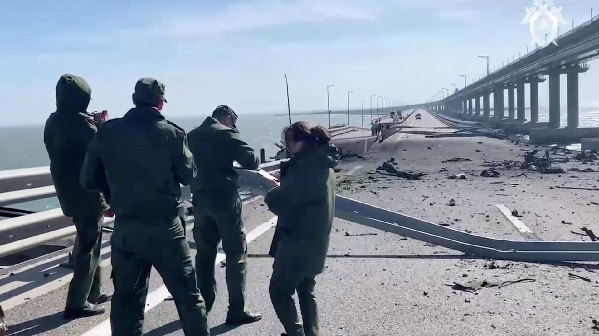 Сотрудники Следственного комитета на месте подрыва грузовика на Крымском мосту. Кадр из видео Сотрудники Следственного комитета на месте подрыва грузовика на Крымском мосту. Кадр из видео - РИА Новости, 1920, 10.10.2022