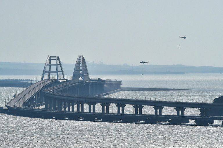 Крымский мост, на автомобильной части которого со стороны Таманского полуострова произошел подрыв грузового автомобиля Крымский мост, на автомобильной части которого со стороны Таманского полуострова произошел подрыв грузового автомобиля