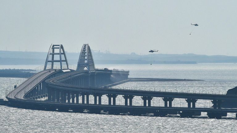 Крымский мост, на автомобильной части которого со стороны Таманского полуострова произошел подрыв грузового автомобиля Крымский мост, на автомобильной части которого со стороны Таманского полуострова произошел подрыв грузового автомобиля