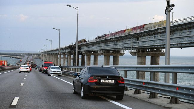 Легковые автомобили на Крымском мосту