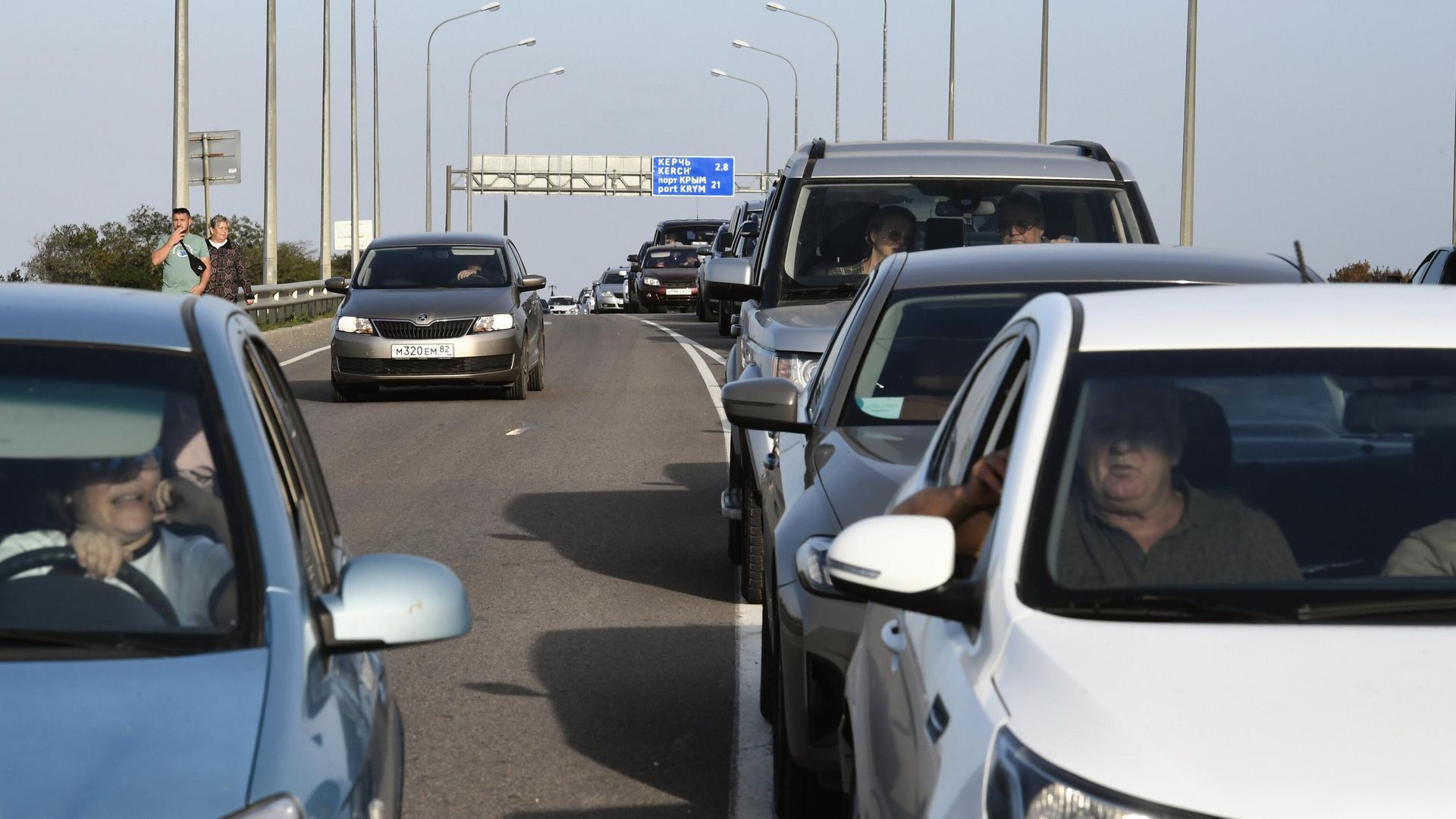 Очередь из автомобилей у Крымского моста Очередь из автомобилей у Крымского моста - РИА Новости, 1920, 03.07.2023