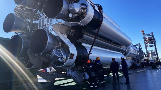 Вывоз ракеты-носителя Протон-М на стартовую площадку космодрома Байконур