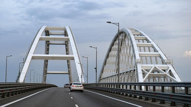 Легковые автомобили на Крымском мосту