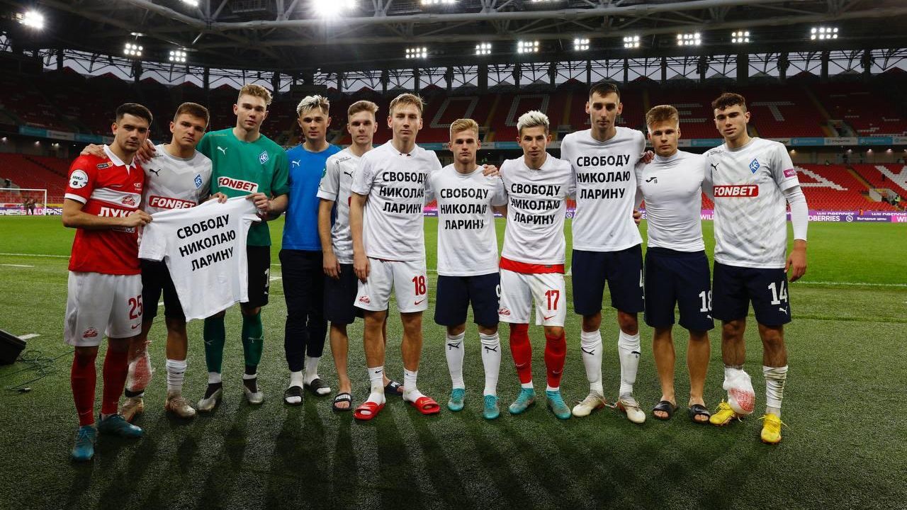 Футболисты Спартака и Крыльев Советов в майках поддержки к экс-директору академии Чертаново Николаю Ларину Футболисты Спартака и Крыльев Советов в майках поддержки к экс-директору академии Чертаново Николаю Ларину - РИА Новости, 1920, 09.10.2022
