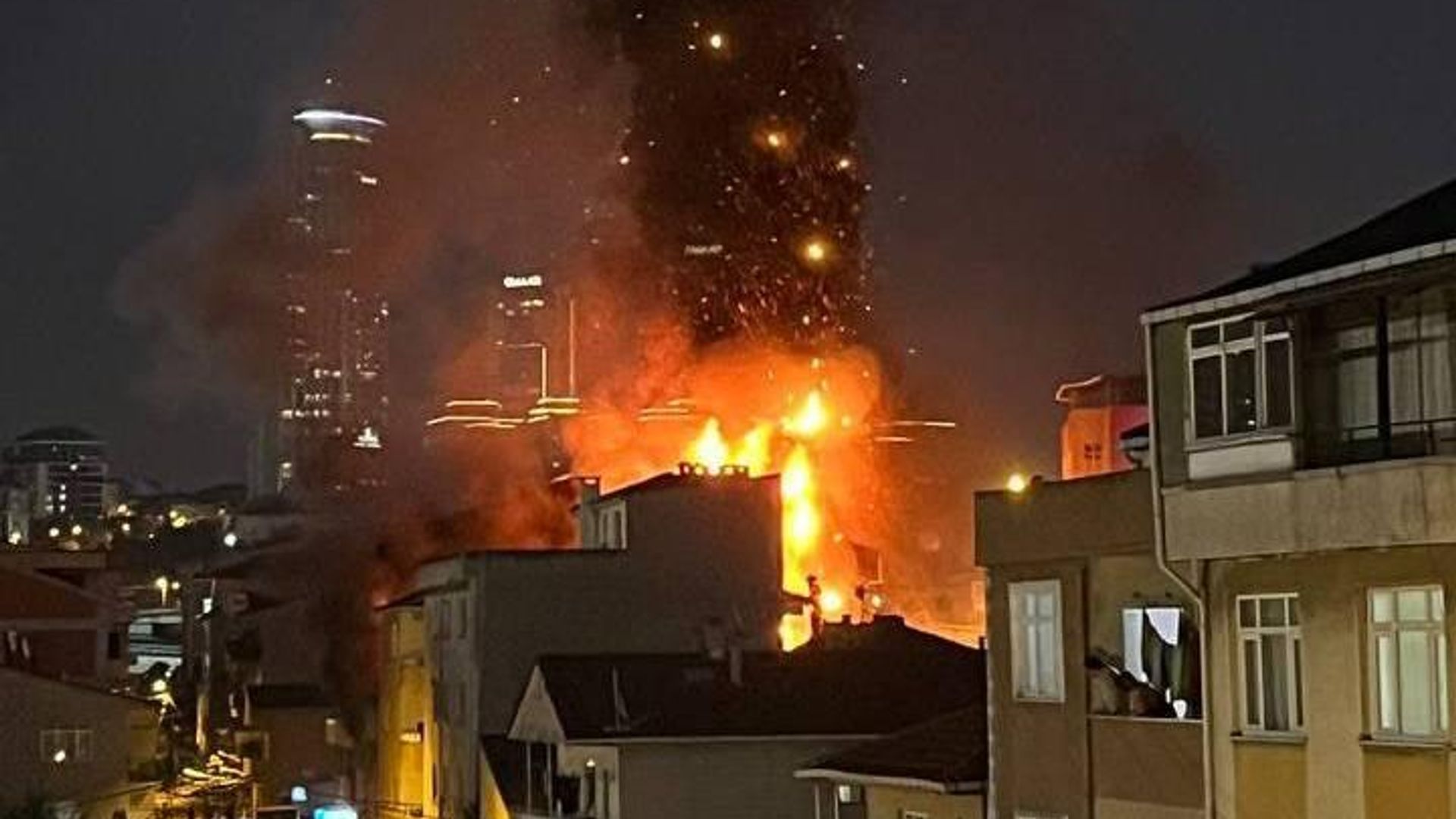 Пожар на месте взрыва в Стамбуле, Турция. 9 октября 2022 Пожар на месте взрыва в Стамбуле, Турция. 9 октября 2022 - РИА Новости, 1920, 09.10.2022