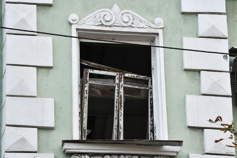 Окно дома в центре Донецка, пострадавшего в результате ночного обстрела