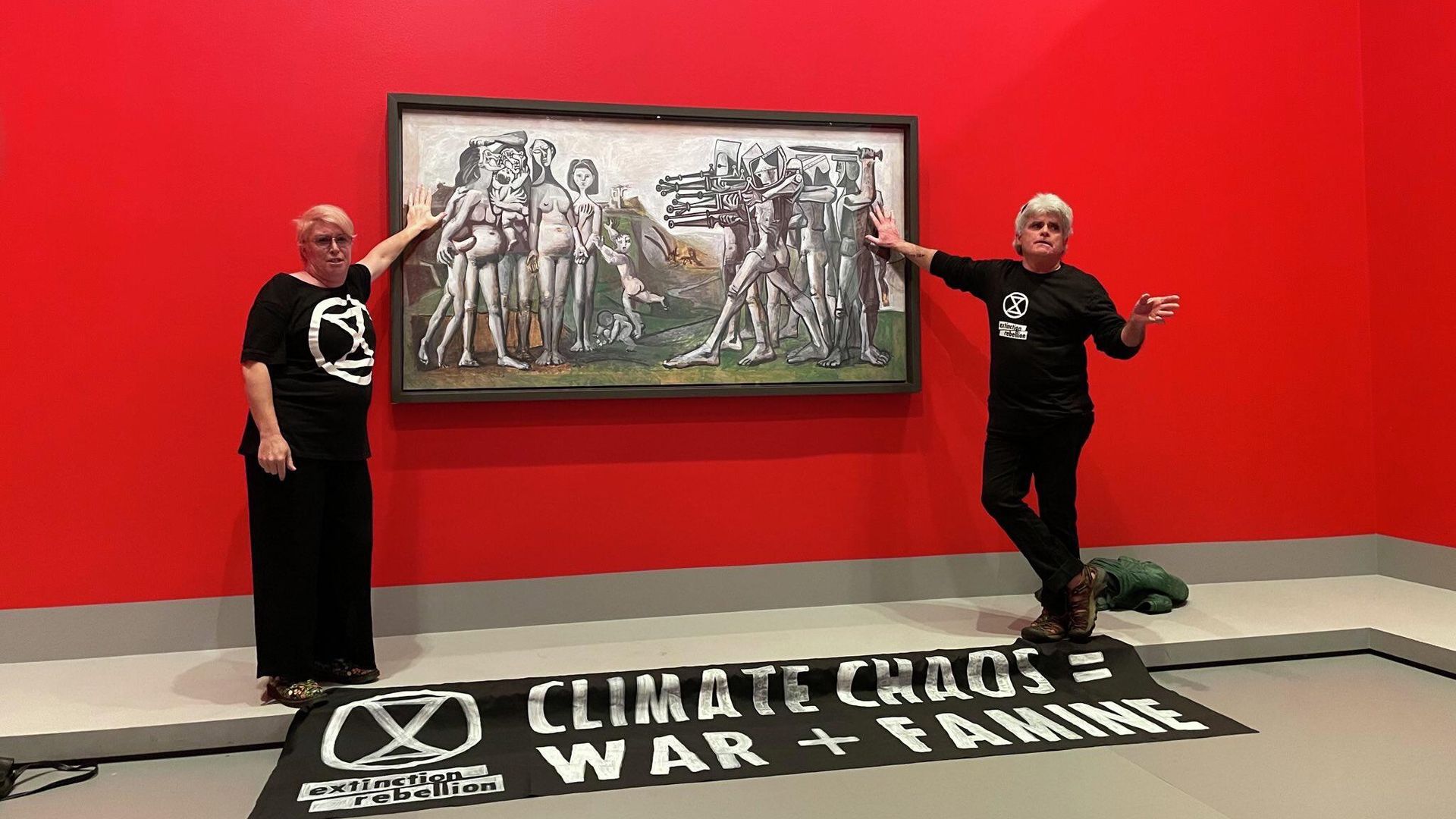 Экоактивисты движения Extinction Rebellion приклеили руки к картине Пикассо Резня в Корее в Национальной галерее Виктории в Мельбурне Экоактивисты движения Extinction Rebellion приклеили руки к картине Пикассо Резня в Корее в Национальной галерее Виктории в Мельбурне - РИА Новости, 1920, 10.10.2022