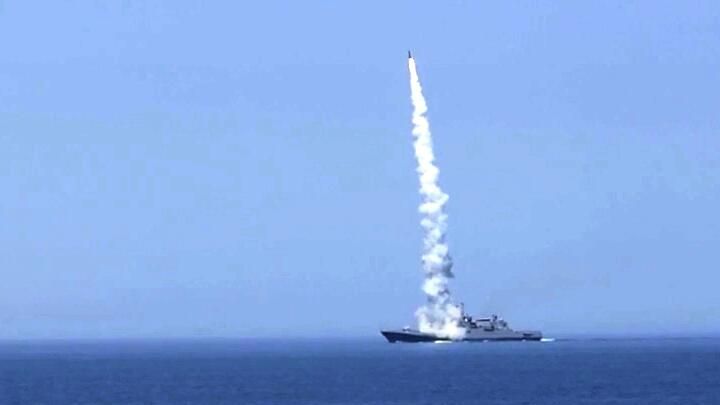 Пуски ракет морского базирования по украинским объектам военного управления, связи и энергетики Пуски ракет морского базирования по украинским объектам военного управления, связи и энергетики - РИА Новости, 1920, 11.10.2022