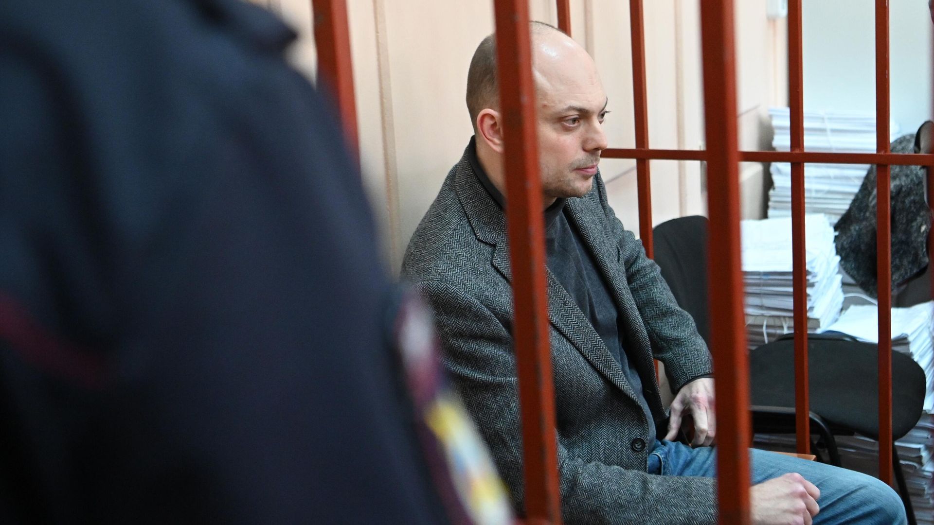Оппозиционный политик Владимир Кара-Мурза, подозреваемый в распространении фейков о российской армии, на заседании суда Оппозиционный политик Владимир Кара-Мурза, подозреваемый в распространении фейков о российской армии, на заседании суда - РИА Новости, 1920, 06.10.2022