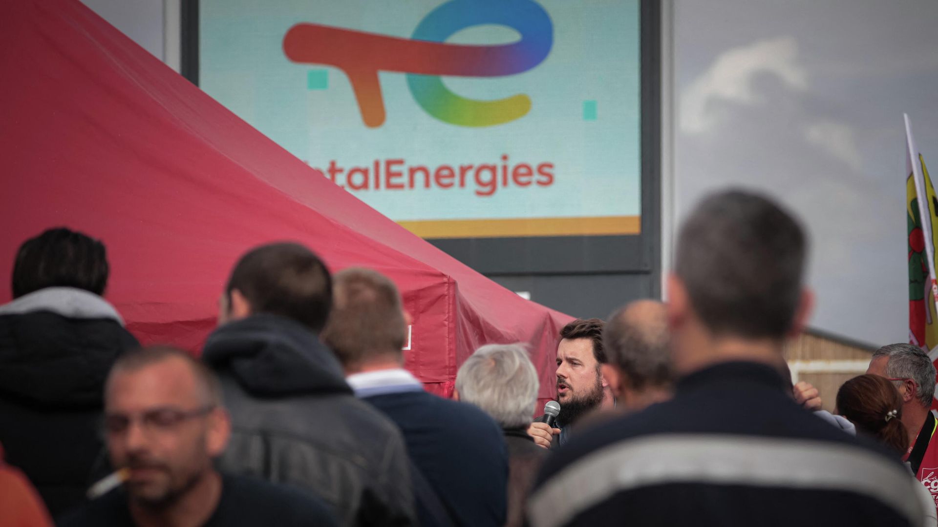 Сотрудники у нефтеперерабатывающего завода Total Energy в Гонфревиль-л'Орше, недалеко от Гавра Сотрудники у нефтеперерабатывающего завода Total Energy в Гонфревиль-л'Орше, недалеко от Гавра - РИА Новости, 1920, 10.10.2022