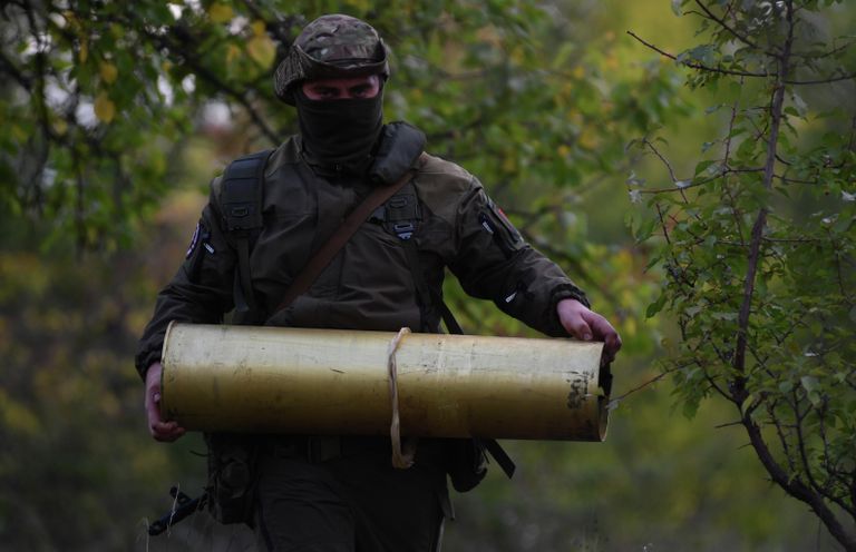 Боец артиллерийского расчета ЧВК Вагнер на территории ЛНР Боец артиллерийского расчета ЧВК Вагнер на территории ЛНР