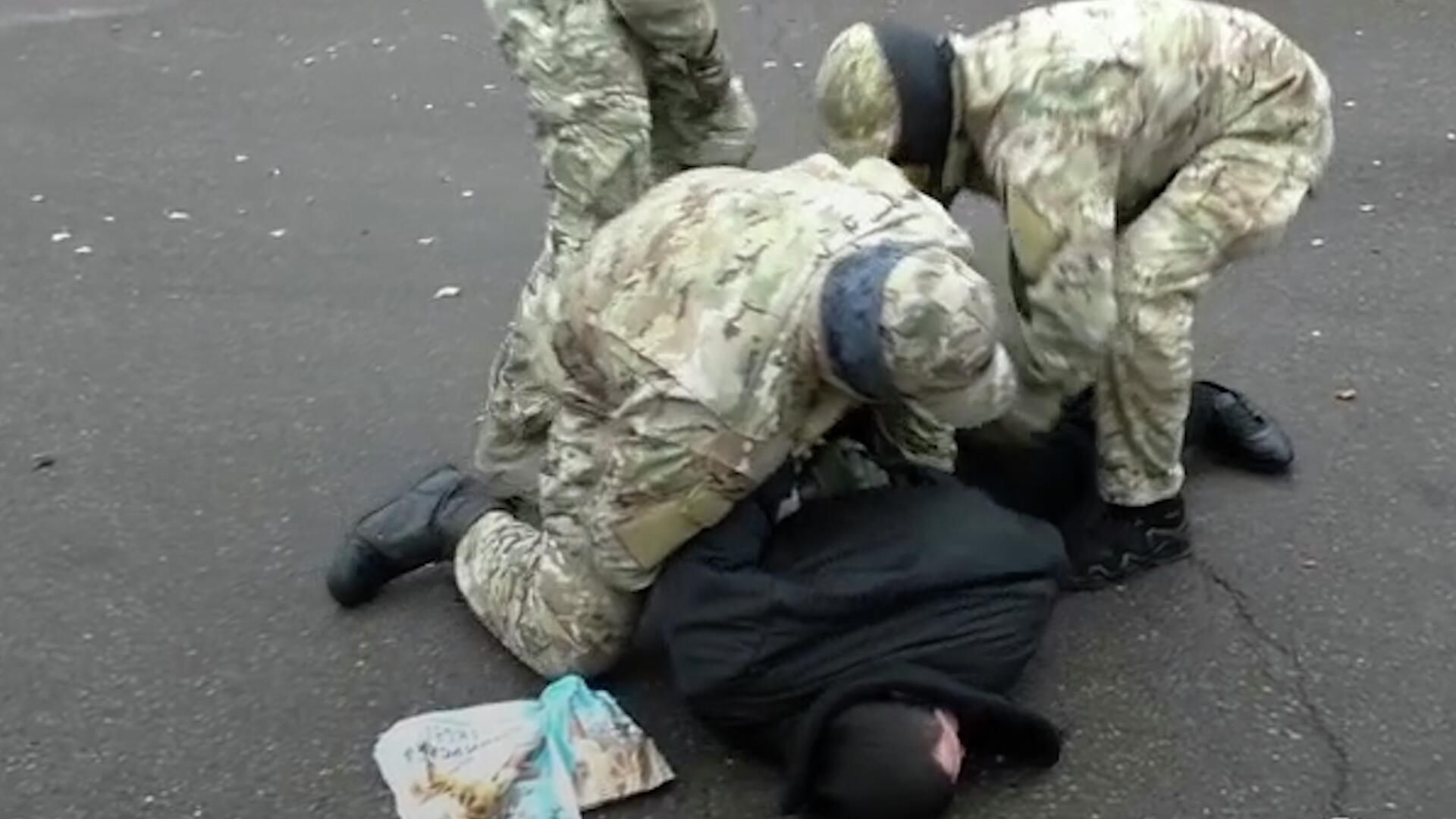 Кадры задержания двух бывших боевиков из банды Басаева и Хаттаба Кадры задержания двух бывших боевиков из банды Басаева и Хаттаба - РИА Новости, 1920, 11.10.2022