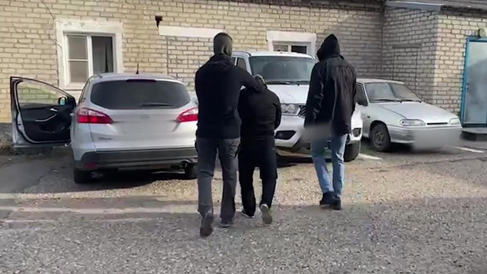 Сотрудники ФСБ задерживают причастного к нападениям в ходе второй Чеченской кампании на российских военнослужащих Сотрудники ФСБ задерживают причастного к нападениям в ходе второй Чеченской кампании на российских военнослужащих - РИА Новости, 1920, 29.12.2025